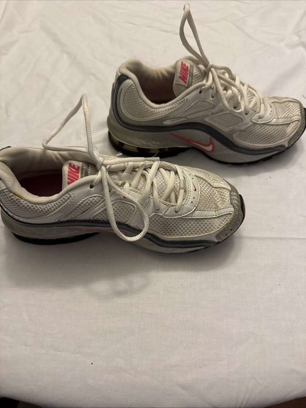Size 6 Woman's Nike Reax Run 5 White Metallic Silver And Pink 407987-116